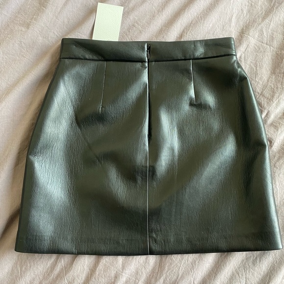 Aritzia Black Patio Vegan Leather Skirt size 4 - Picture 2 of 4